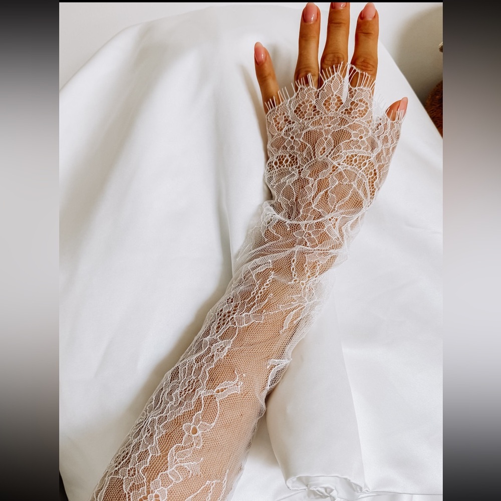 Elegant Lace hand glove - Picture 3 of 3